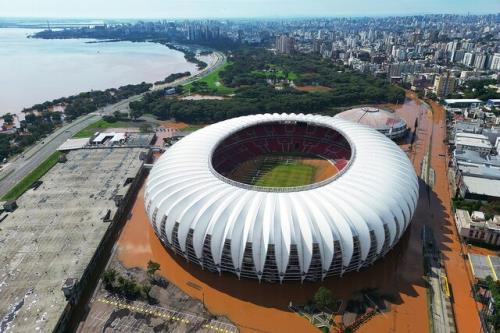 ورزشگاه میزبان جام جهانی غرق در سیل به علاوه عکس